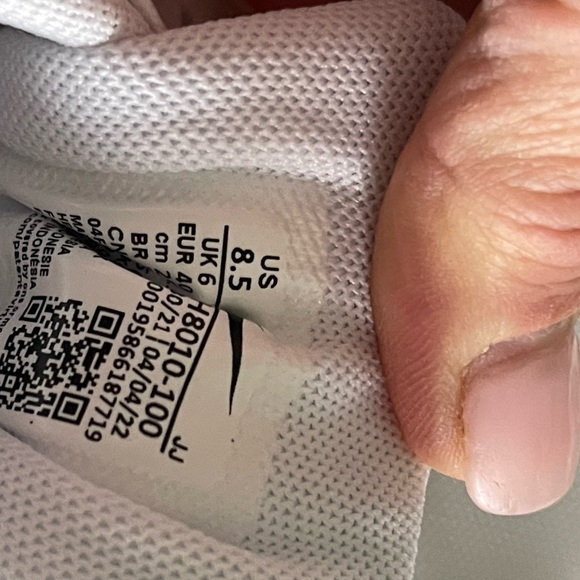 Women's White Sneakers Nikes size 8 1/2 - Picture 2 of 10